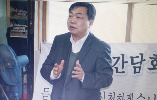 ▲ 새정치민주연합 화성갑 지역위원회 오일용 위원장이 지역구내 마을 곳곳을 직접 찾아다니며 주민들의 불편사항들을 경청하는 등 정책간담회를 벌여가고 있다.