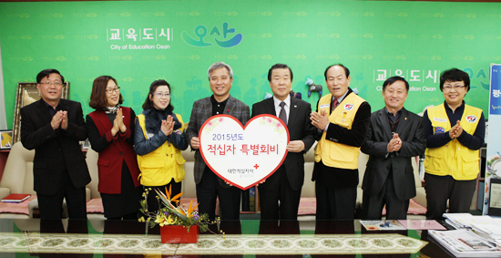 ▲ 곽상욱 오산시장은 지난 8일 집무실에서 대한적십자사 경기도지사 김훈동 회장 등 적십자 관계자들이 참석한 가운데 ‘적십자 특별회비’를 전달했다.