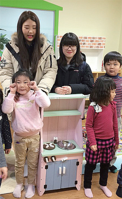▲ 최근 군포시립주몽어린집에 교구를 기증한 안양고등학교 학생들이 아이들과 함께 기념촬영을 하고 있다.