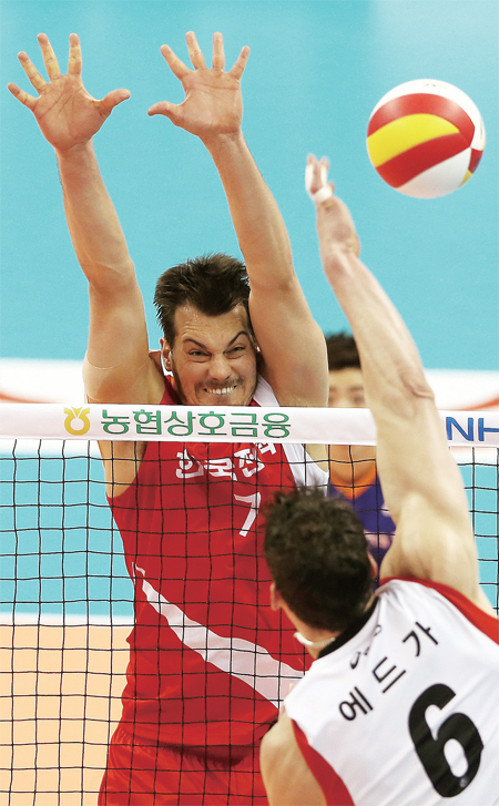 ▲ 살살 쳐주세요 12일 구미 박정희체육관에서 열린 2014-2015 NH농협 V리그 수원 한국전력과 구미 LIG손해보험의 경기에서 한국전력 쥬리치가 LIG 에드가의 공격을 수비하고 있다.  연합뉴스