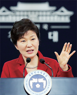 ▲ 박근혜 대통령이 12일 오전 청와대 춘추관에서 신년 내외신 기자회견을 열고 집권 3년차 국정운영 구상을 밝히고 있다.  연합뉴스