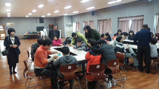 ▲ 지난 12일 안양시관악장애인종합복지관에서 열린 ‘늘해랑학교’프로그램에 참가한 특수학생과 자원봉사자가 함께 감정표현 그리기 등을 통해 언어소통법을 체험하고 있다.