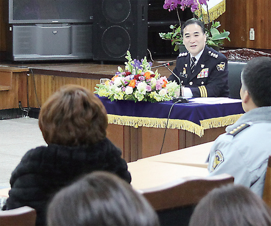 ▲ 남양주경찰서를 13일 방문한 김종양 경기지방경찰청장이 간담회를 통해 시민 및 일선 경찰관과 이야기를 나누고 있다.  남양주경찰서 제공