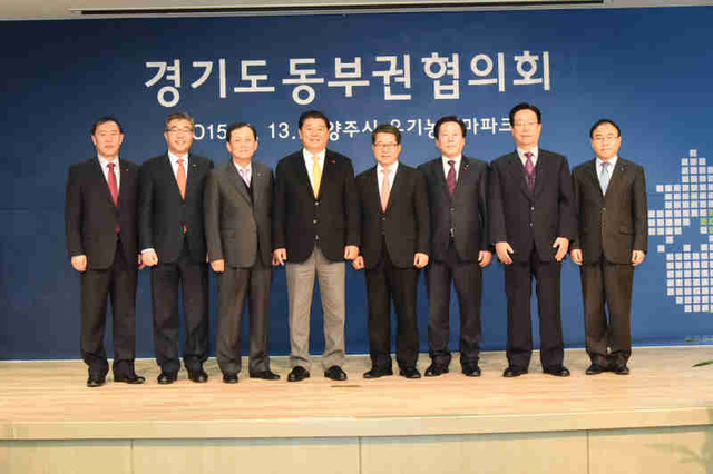 ▲ 13일 남양주 유기농테마파크에서 열린 경기도 동부권협의회 정기회의에서 동부권 8개 시군 단체장이 기념촬영을 하고 있다.  남양주시 제공