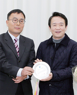 ▲ 경기공무원대상을 수상한 이대호 주무관(왼쪽)이 상패를 들고 남경필 도지사와 함께 기념사진을 촬영하고 있다.