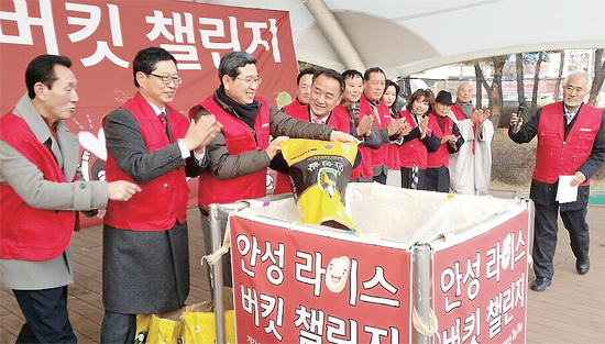 ▲ 안성시 내혜홀 광장에서 14일 열린 ‘라이스 버킷 챌린지’행사에 참석한 황은성 안성시장(가운데) 및 관계자들이 쌀을 기부하고 있다