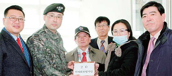 ▲ 임청우 희망나누미 회장, 박승구 결전부대 행정부사단장, 이명영 결전전우회장(왼쪽부터) 등이 학부모에게 헌혈증을 전달하고 있다. 결전부대 제공