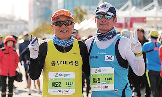 ▲ 정성진 대표(오른쪽)가 최근 출전한 마라톤대회에서 송탄마라톤클럽 동호회원 이도훈씨와 함께 브이를 그리며 파이팅을 외치고 있다.