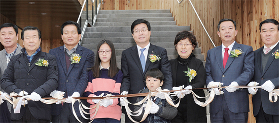 ▲ 수원 ‘해우재 문화센터’ 개관식에 참석한 염태영 시장(오른쪽에서 네번째), 김진우 의장 등 관계자들이 테이프 커팅을하고 있다. 수원시 제공