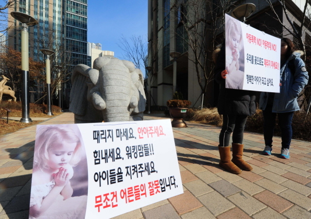 ▲ 15일 오전 인천시 송도국제도시 입주민연합회 소속 학부모가 원아폭행 사건이 발생한 어린이집 인근에서 사건 재발 방지 대책을 촉구하는 1인 시위를 하고 있다. 장용준기자