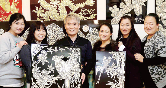 ▲ 백송 이상수(왼쪽에서 세번째)와 예맥회 회원들이 작품을 보여주며 환하게 웃고 있다.