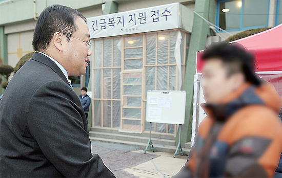 ▲ 전지용 경복대학교 총장이 의정부 화재 피해학생을 격려하고 있다.  경복대 제공