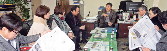 ▲ 경기일보 독자권익위원회에 참석한 독자위원들이 15일 지난달 본보의 편집 방향 등에 대해 의견을 나누고 있다.  ♣♣추상철기자