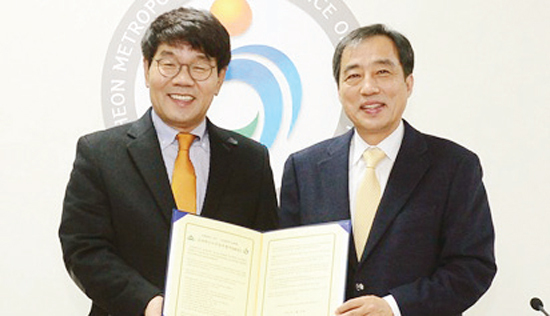 ▲ 이청연 인천시교육감과 박우섭 남구청장이 교육혁신지구 업무협약을 체결한 뒤 협약서를 들어 보이고 있다.  시교육청 제공