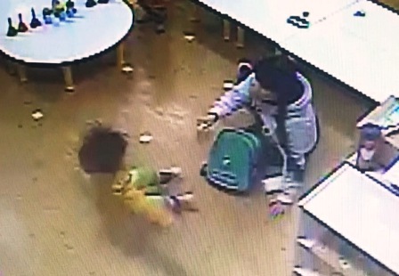 ▲ 인천 연수구 어린이집 폭행 CCTV 화면 캡처, 4세 아이의 얼굴을 가격하여 뒤로 나까 떨어지고 있다.