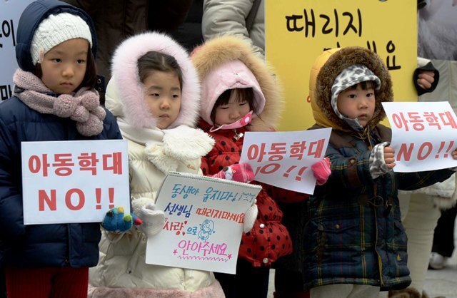 ▲ 인천 어린이집 아동폭행 사건의 파문이 커져가는 가운데 18일 오후 인천시 연수구 송도국제도시 센트럴공원에서 인천지역 부모와 자녀가 어린이집 아동학대 근절을 촉구하는 집회를 하고 있다. /장용준기자