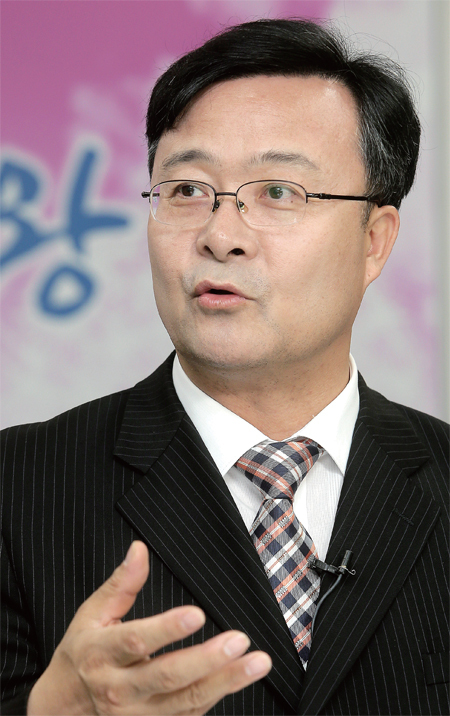 ▲ 김성제 의왕시장이 올해 시 역점 사업인 철도특구사업에 대해 설명하고 있다.