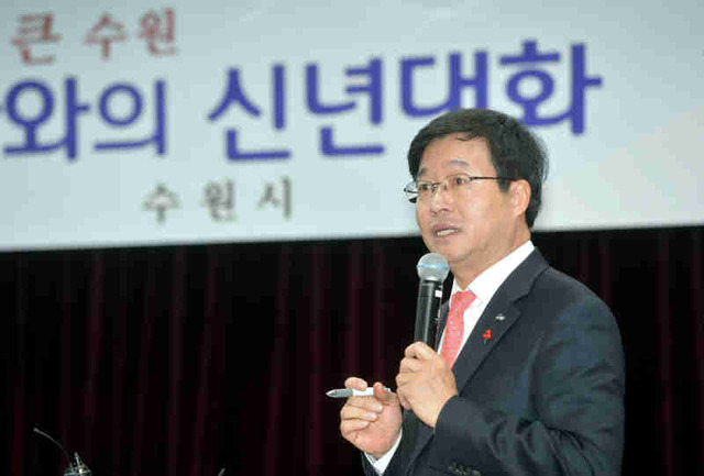 ▲ 19일 수원시 체육회에서 출입기자들과 신년대화를 가진 염태영 수원시장이 올해 추진할 시정과 관련 브리핑을 하고 있다.  김시범기자