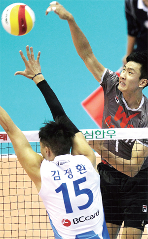 ▲ “넘어가라!” 19일 충남 아산 이순신체육관에서 열린 NH농협 2014-2015 프로배구 V리그 남자부 우리카드와 OK저축은행의 경기. OK저축은행 송명근이 우리카드 김정환의 블로킹을 앞에 두고 공격하고 있다. 연합뉴스