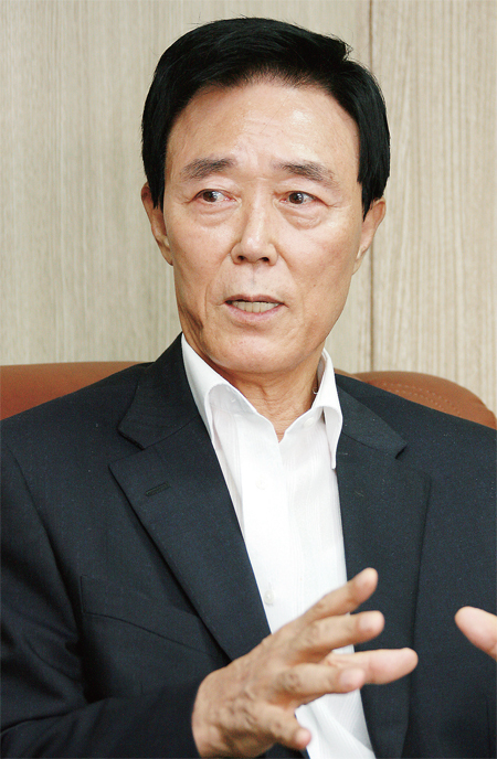 ▲ 김윤주 군포시장이 올해 시 역점 사업인 군포첨단산업단지에 대해 설명하고 있다.