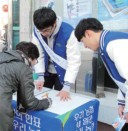 ▲ 대학생 홍보 서포터즈단이 북시흥농협 앞에서 시민을 상대로 선거에 대해 안내하고 있다.