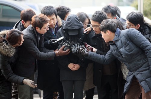 ▲ 인천지역 어린이집에서 아동학대 사건이 잇따라 발생한 가운데 21일 오전 부평 모 어린이집에서 아동학대를 저지른 혐의를 받는 보육교사 김모(25·여)씨가 인천시 부평구 삼산경찰서로 소환되고 있다. 연합뉴스