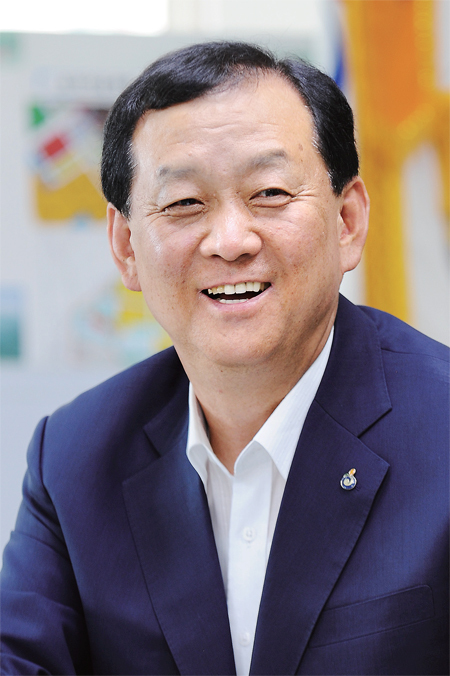 ▲ 이교범 하남시장이 하남유니온스퀘어와 자동차부품상가 유치 등 올해 하남시 청사진에 대해 설명하고 있다.