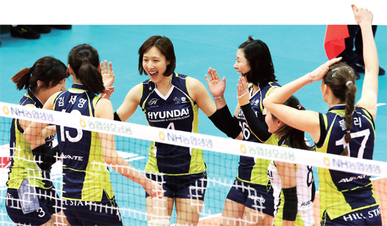 ▲ 21일 수원실내체육관에서 열린 NH농협 2014-2015 프로배구 V리그 여자부 현대건설과 IBK기업은행의 경기에서 승리한 현대건설 선수들이 함께 기뻐하고 있다.  연합뉴스