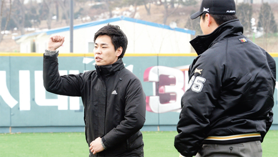 ▲ 콜업훈련에 앞서 한 심판위원에게 자세를 교정받고 있다.