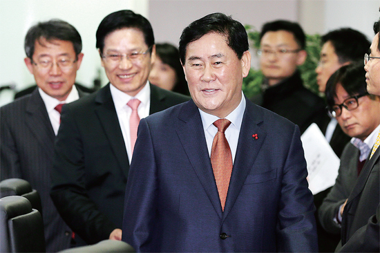 ▲ 인천을 방문한 최경환 경제부총리 겸 기획재정부 장관이 22일 오후 인천시 연수구 송도글로벌캠퍼스에서 열린 'K-서비스 선도기업 간담회' 행사장으로 입장하고 있다. 장용준기자