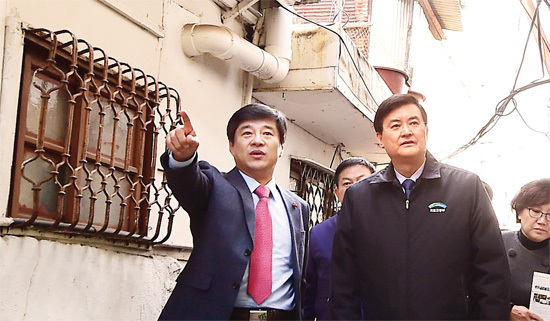 ▲ 22일 오전 인천시 동구 괭이부리마을을 방문한 서승환 국토교통부장관이 이흥수 동구청장의 안내를 받으며 쪽방촌을 둘러보고 있다. 장용준기자