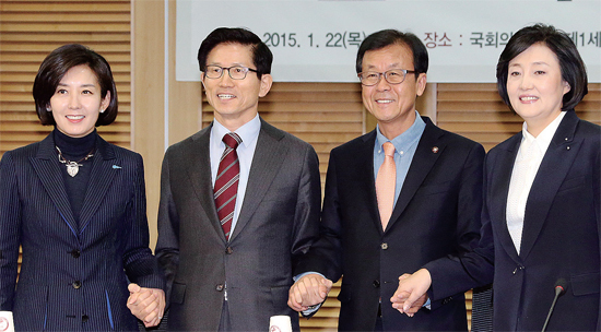 ▲ 새누리당 나경원 의원김문수 보수혁신특별위원장, 새정치민주연합 원혜영 정치혁신실천위원장박영선 의원(왼쪽부터)이 22일 국회 의원회관에서 여야가 함께 개최한 ‘오픈프라이머리 토론회’에서 손을 잡고 있다. 연합뉴스