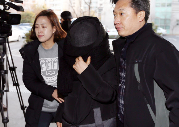 ▲ 인천지역 어린이집에서 폭행·아동학대 사건이 잇따라 발생한 가운데 부평 모 어린이집 원장 B(65·여)씨가 23일 오후 인천시 부평구 삼산경찰서에서 피혐의자 신분으로 경찰 조사를 받고자 건물로 들어서고 있다. 연합뉴스