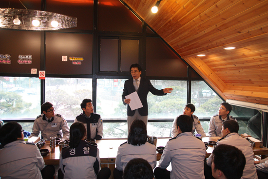 ▲ 구리경찰서는 최근 백동흠 신임 서장이 신임 281기 경찰관 교육생 30여명과 공감과 소통을 위한 오찬 간담회를 실시했다고 25일 밝혔다.