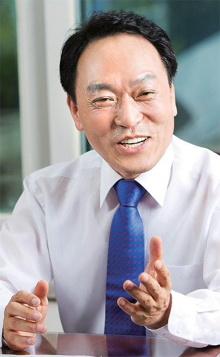 ▲ 이필운 안양시장이 국내 최초 비콘 도시 구축 등 올해 5대 분야 시정 방침에 대해 밝히고 있다.