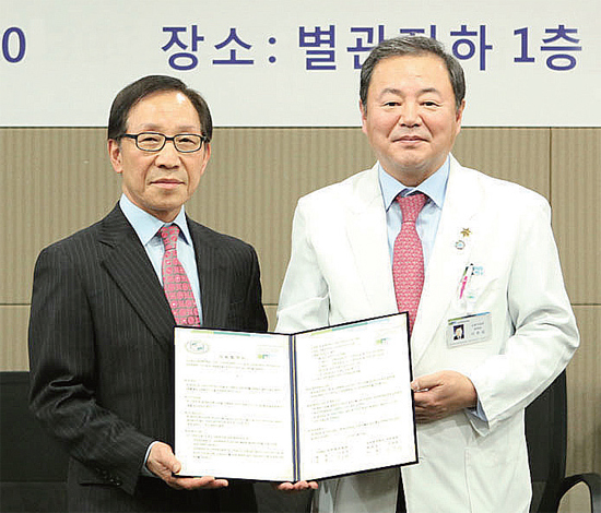 ▲ 순천향대학교 부천병원 이문성 병원장(우측)과 (사)부천벤처협회 이승대 회장(좌측)이 협약 체결 후 기념촬영을 하고 있다.