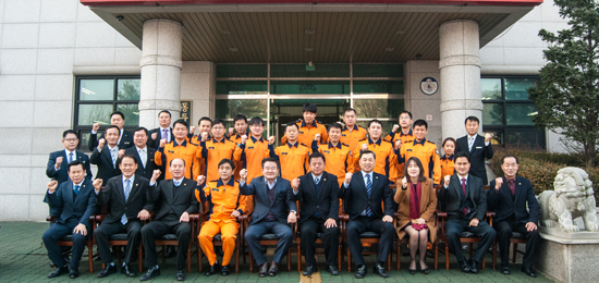 ▲ 새누리당 동두천·양주 당원협의회 이세종 운영위원장과 도·시의원 일행이 지난 23일 동두천소방서를 방문해 주요현안 및 안전대책을 살피고 소방공무원들의 노고를 격려했다.