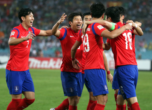 26일 호주 시드니의 스타디움 오스트레일리아에서 열린 2015 AFC 아시안컵 준결승 한국 대 이라크 경기 후반 한국의 김영권이 팀의 두번 째 골을 성공한 뒤 동료들과 환호하고 있다. 연합뉴스