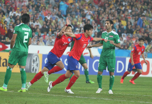 26일 호주 시드니의 스타디움 오스트레일리아에서 열린 2015 AFC 아시안컵 준결승 한국 대 이라크 경기. 김영권이 추가골을 넣은 뒤 선제골을 넣은 이정협과 환호하고 있다. 연합뉴스