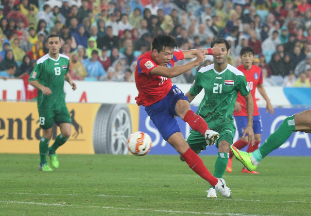 26일 호주 시드니의 스타디움 오스트레일리아에서 열린 2015 AFC 아시안컵 준결승 한국 대 이라크 경기에서 한국의 김영권이 팀의 두번 째 골을 넣고 있다. 연합뉴스