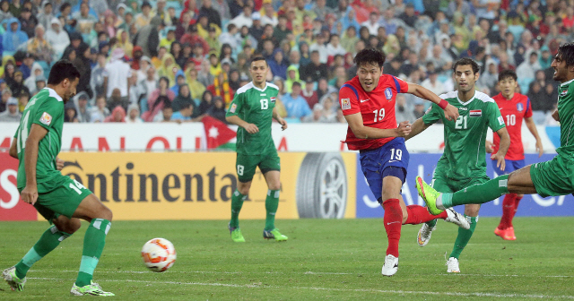 26일 호주 시드니의 스타디움 오스트레일리아에서 열린 2015 AFC 아시안컵 준결승 한국 대 이라크 경기에서 한국의 김영권이 후반 팀의 두번 째 골을 성공하고 있다. 연합뉴스