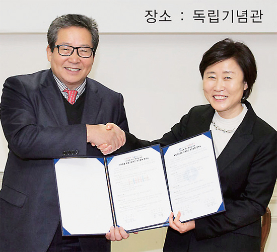 ▲ 독립기념관에서 최근 독립운동가 후손 주거환경 개선 협약을 체결한 최양하 (주)한샘 회장(왼쪽)과 윤주경 관장이 악수를 나누며 기념촬영을 하고 있다.