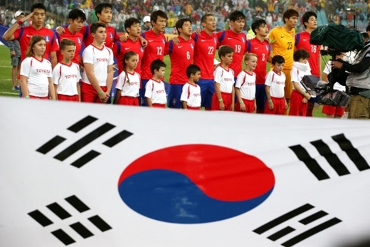 ▲ 호주 아랍에미리트, 지난 26일 호주 시드니의 스타디움 오스트레일리아에서 열린 2015 AFC 아시안컵 준결승 한국 대 이라크 경기. 선수들이 경기 시작 전 대형 태극기 앞에서 애국가를 부르고 있다. 연합뉴스