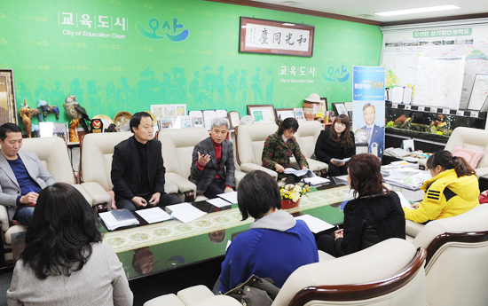 ▲ 곽상욱 오산시장이 지난 26일 학부모 및 어린이집 관계자들과 간담회를 열고 아동학대 예방 및 근절방안에 대해 논의하고 있다. 오산시제공