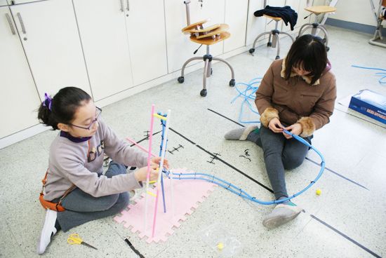 ▲ 학교로 찾아가는 신나는 창의 과학교실에 참가한 학생들이 나만의 롤러코스터를 만들고 있다.