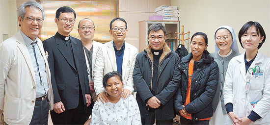 ▲ 크리스틴양(가운데)과 병원 의료진 등이 성공적인 수술을 축하하며 기념촬영을 하고 있다.