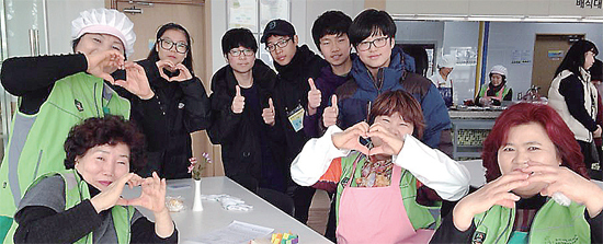 ▲ 김포시북부노인복지관이 주관한 청소년자원봉사학교에서 청소년들이 어르신들과 함께 하트를 그리며 즐거운 한 때를 만끽하고 있다.