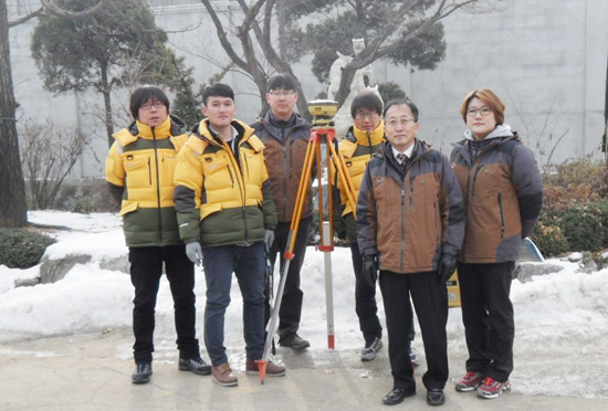 ▲ GPS 위성측량 장비를 이용한 기준점 측량 현장사진. 동두천시제공