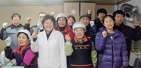 ▲ 이정옥 대표(왼쪽 두번째)와 어르신 직원 등이 회사발전을 다짐하며 파이팅을 외치고 있다.