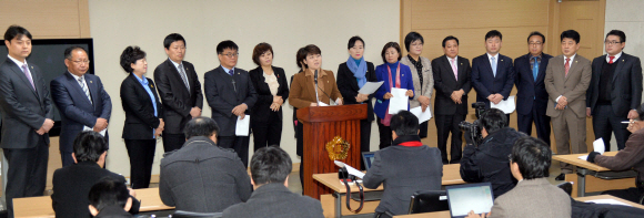 ▲ 수원시의회 새정치민주연합 소속 시의원들이 29일 시의회에서 정부가 발표한 '지방자치발전종합계획'의 전면 철회 및 수정을 촉구하는 성명서를 발표하고 있다. 시의원들은 이날 성명서를 통해 실질적인 자치와 분권, 재정배분 등을 보장하는 지방분권형 개헌을 강력히 촉구했다.   김시범기자